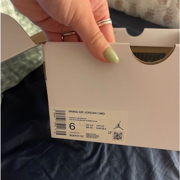 Woman Jordan 1 Coconut Milk Size 6 - Picture 2 of 6